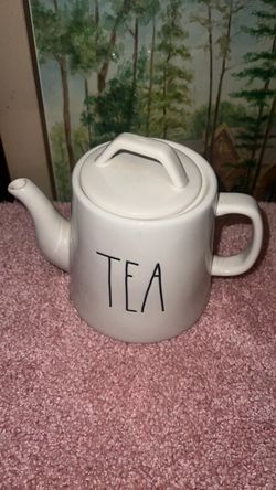 Tetera blanca "TEA" de Rae Dunn con tapa, colección Artisan de Magenta
