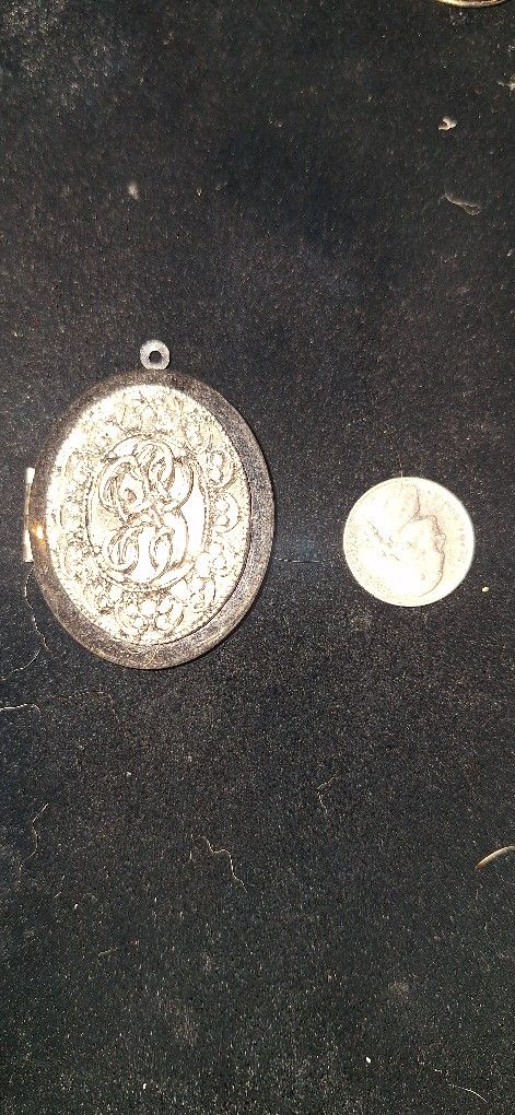$8. Obo Beautiful Vintage Locket "B" Perfect 4 Mother's Day