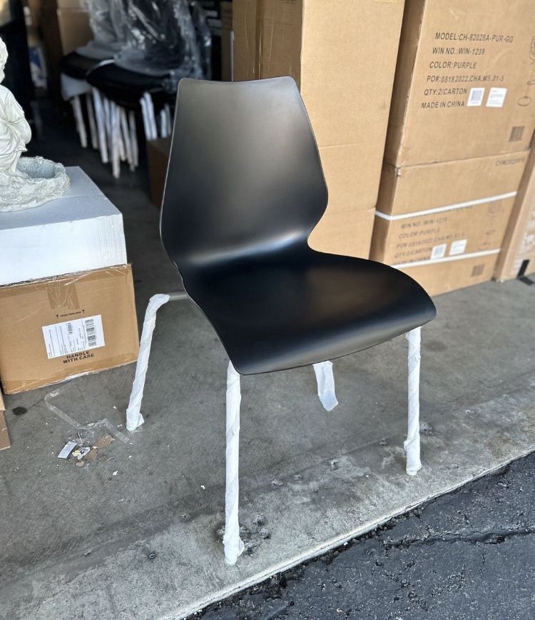 Flash Furniture Plastic Stackable Chair in Black