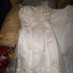 Georgous Princess Wedding Dress W Hand Sewn Pearls On Lace .Small