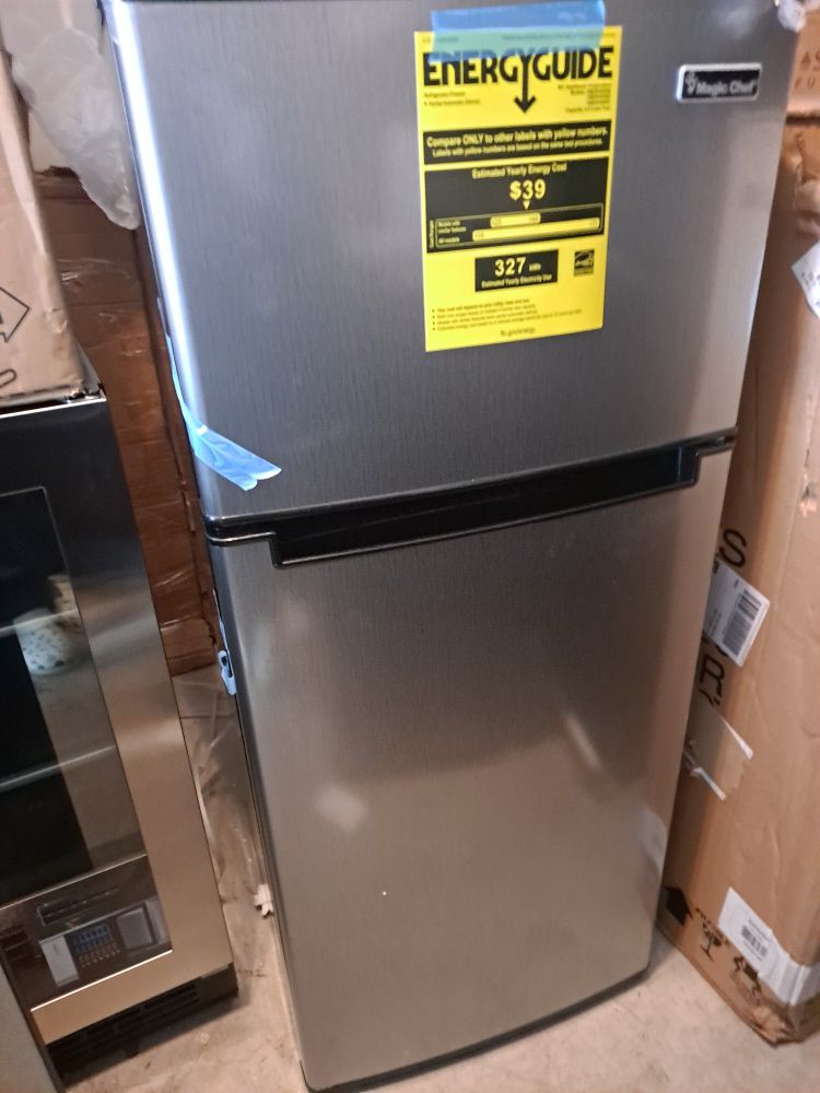 Magic Chef Refrigerator w/ freezer 2 dr.4.5 cu.ft