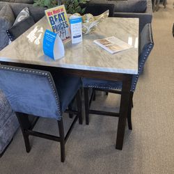 Lovely Dining Set ✨🤍 Easy Financing Available ✨💙 Free Delivery 🚚 