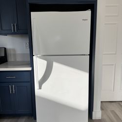 Whirlpool Top-Freezer Refrigerator – Excellent Condition – Delivery Available!