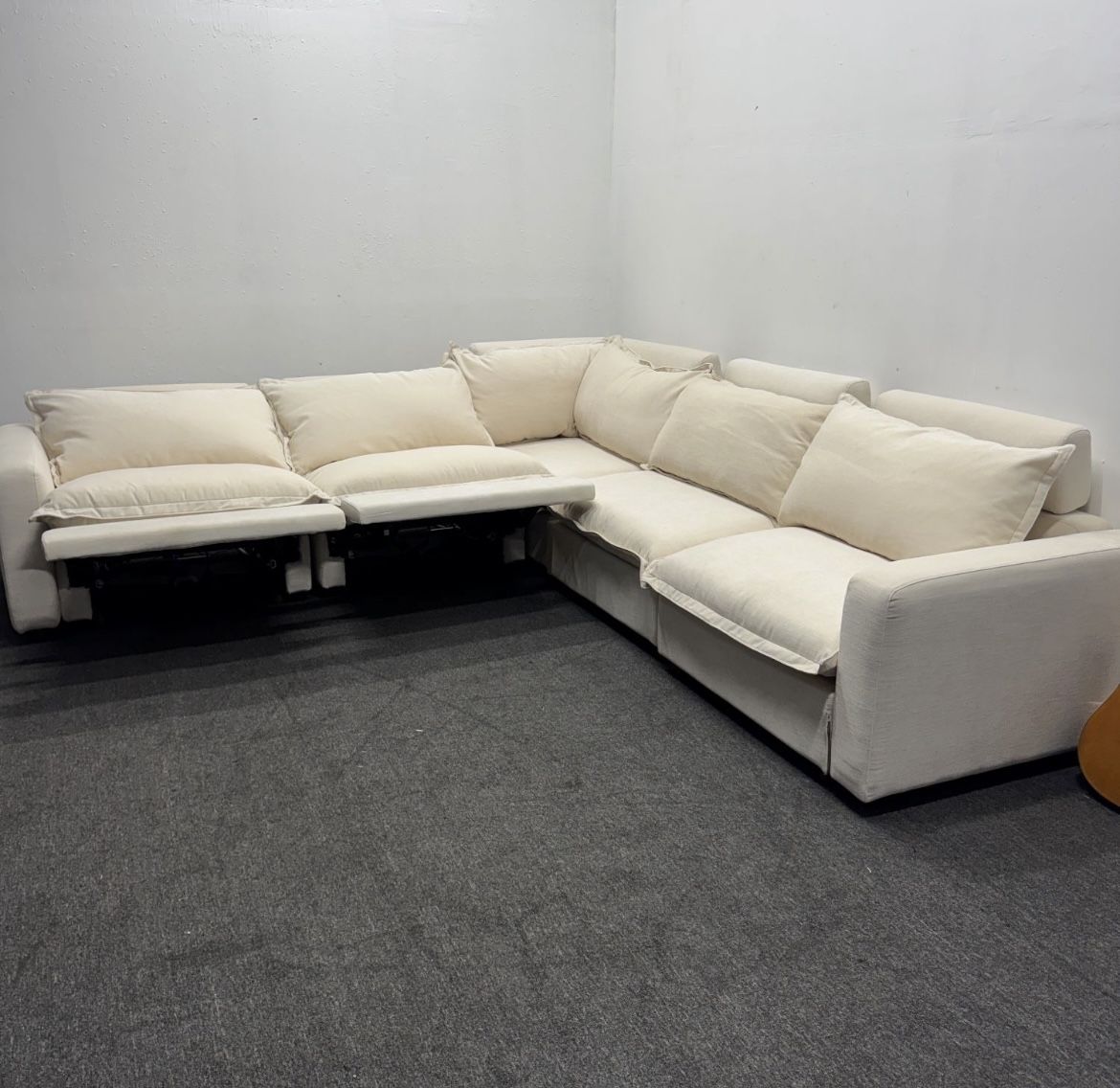 Brand New (Open Box) : Luxe White Sectional Couch | 5 Seat (2 Recliners) *11 K Retail* - Homebody