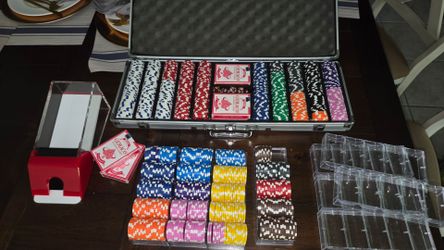Gemaco Poker Chip Set with Aluminum Case, Dealer Shoe, and Trays