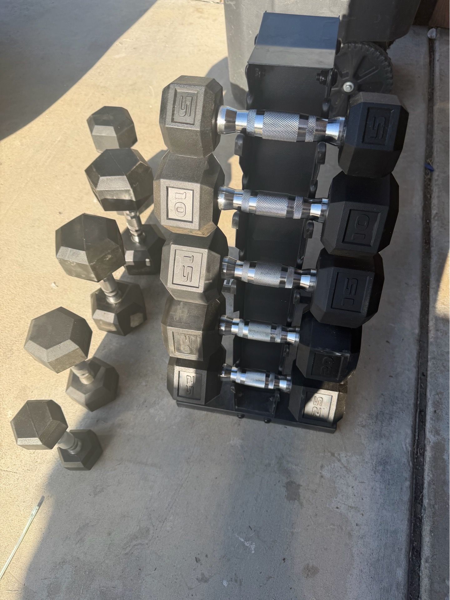 Very nice dumbbells 5-25lbs with weight rack.