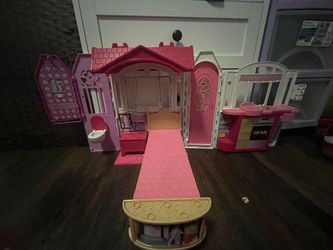 Barbie Fold-Out Dollhouse