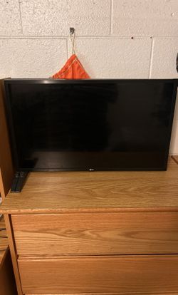32 Inch LG And Hisense TVs