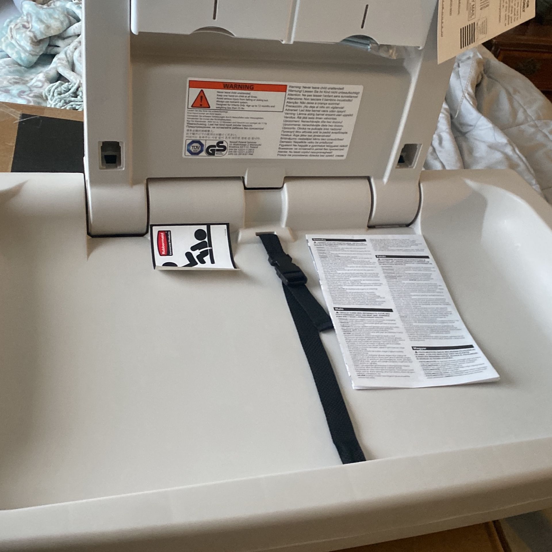 Rubbermaid baby changing station
