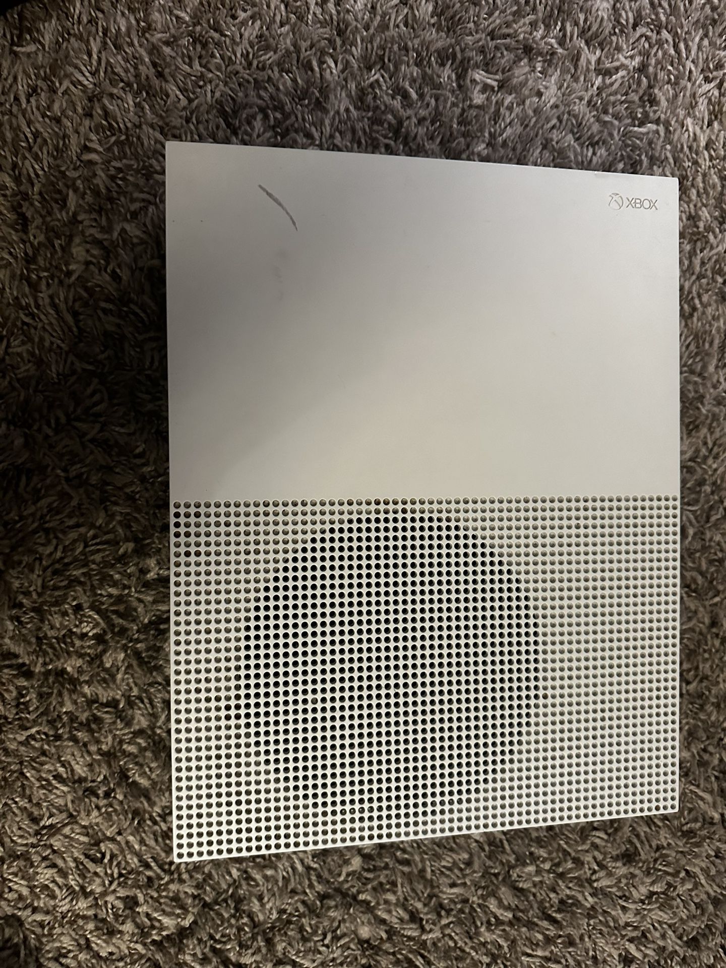 A White Xbox One S