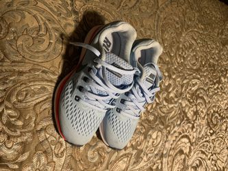 Nick ladies tennis shoes size5