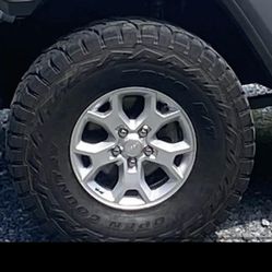 (5) 37 x 12.5 R 17 with 5x5 jeep Jk/JL wheels tires