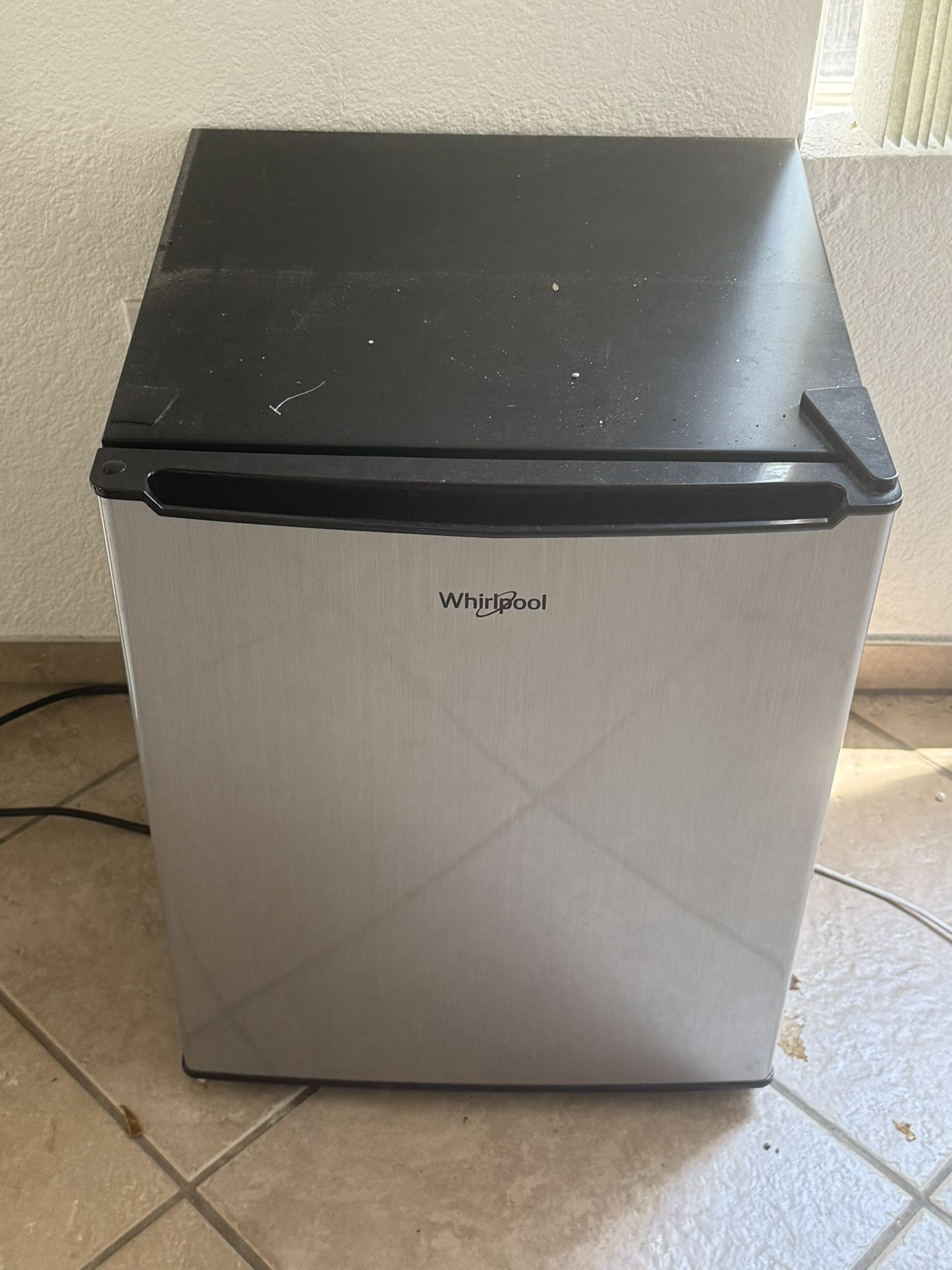 Mini fridge 