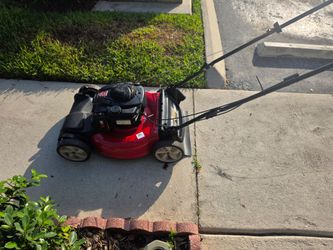 Self-propelled like new Briggs & strats lawn mower