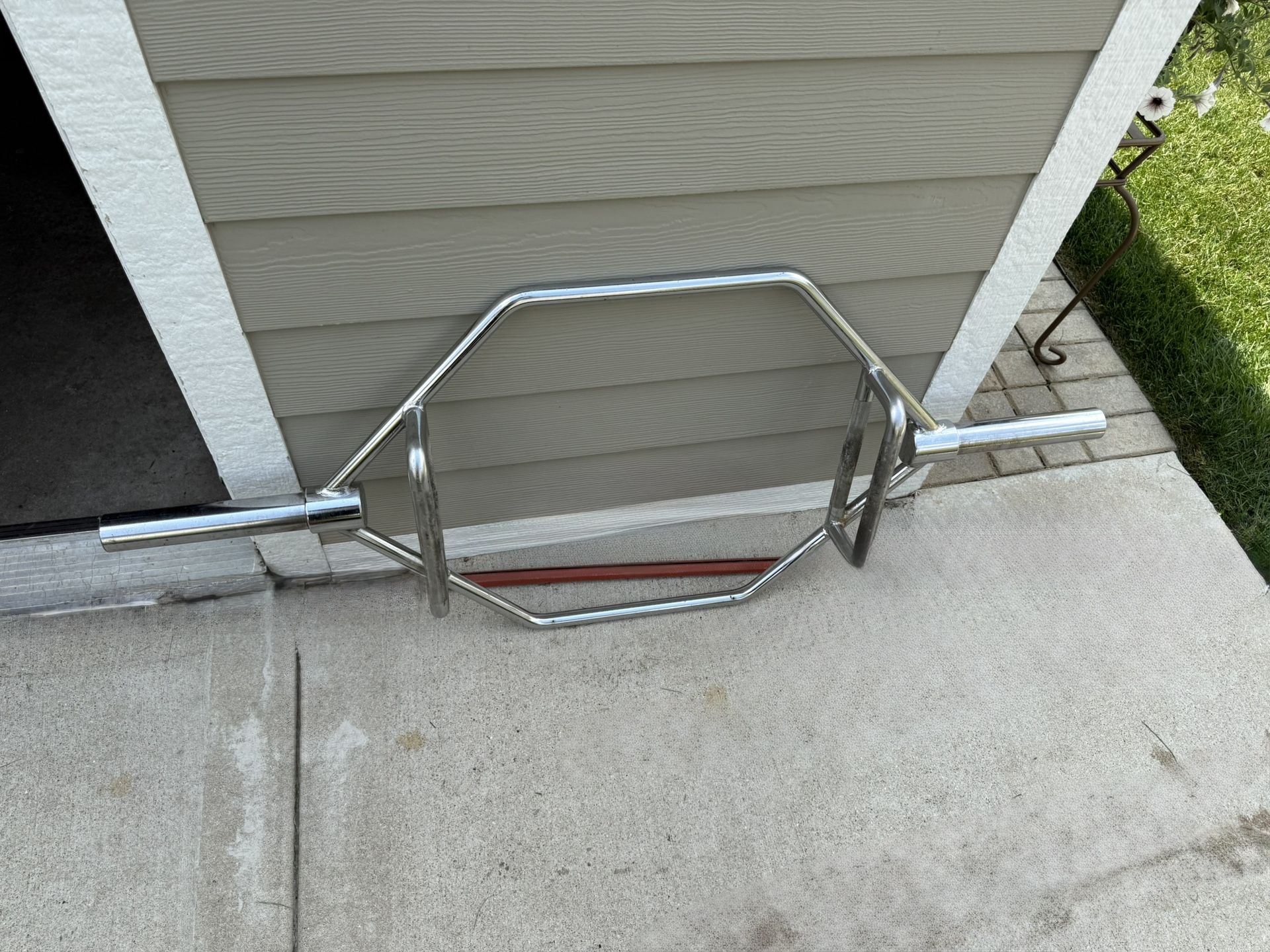 CHROME HEX TRAP LIFT, DEAD LIFT BAR IN GOOD CONDITION. $100.00 OR BEST OFFER.