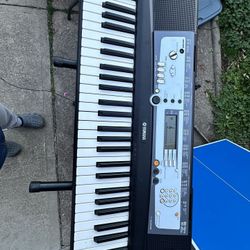 Yamaha E213 Keyboard And Stand