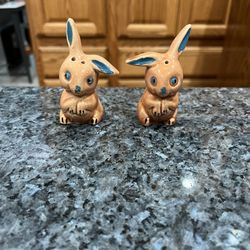Vintage Bunny Rabbits Salt And Pepper Shakers Burnt Sienna  color.  Size approximately 3 1/2 inches tall.  Preowned no stoppers, minor paint wear.  