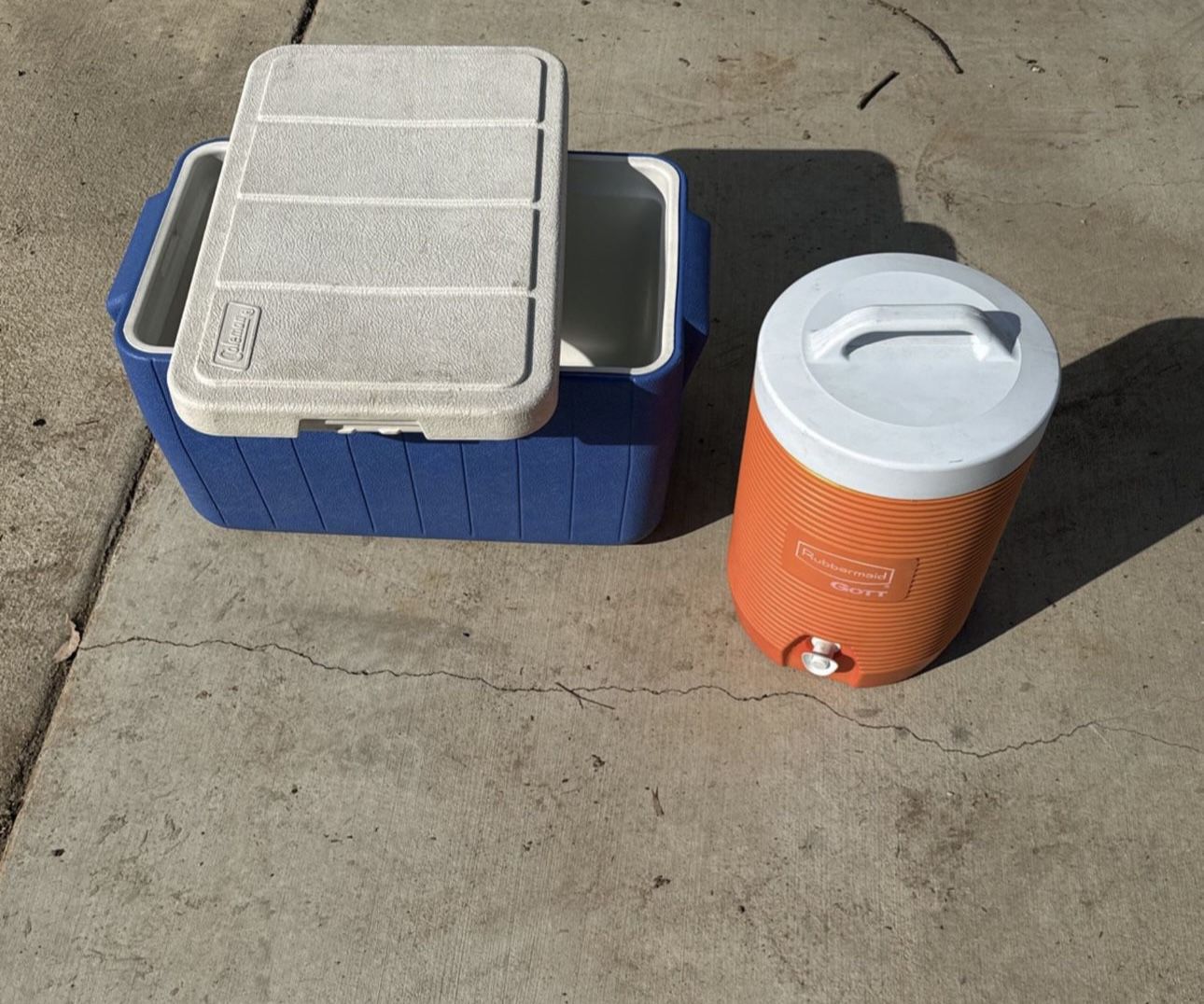 Coleman Poly Light 34 Ice Chest And Rubbermaid Got Drink Cooler Both In Great Shape Work Perfect