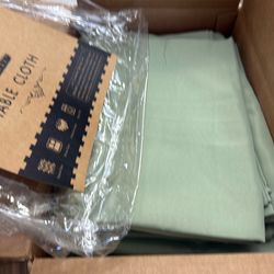 6 Sage green round tablecloths