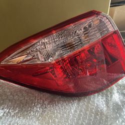 17-19 Toyota Corolla Tail Light 