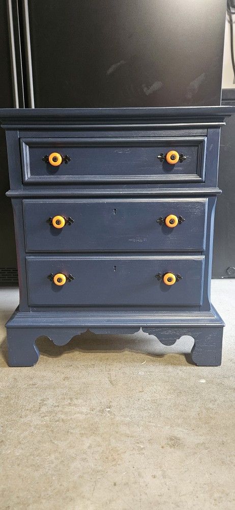 Solid Wood 3 Drawer Nightstand 