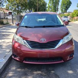 TOYOTA SIENNA LE 2014