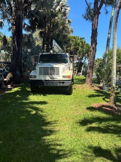 International bucket truck 2000