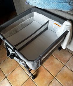 Twin baby bassinet