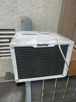 Danby Window AC unit *Used*