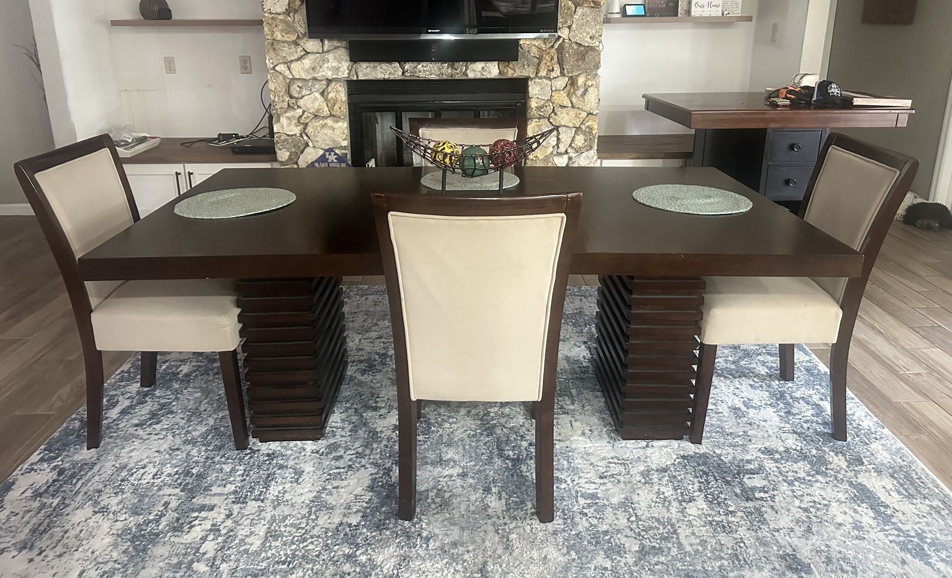 Dining Room Table W /4 Chairs 