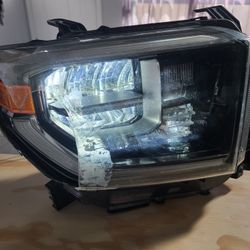 14-20 OEM Toyota Tundra LED PASSENGER Side Headlight - (Broken Lens)