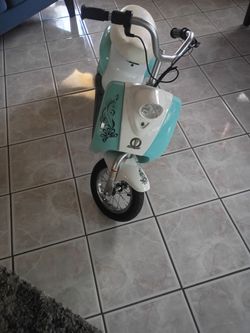 Scooter eléctrica para niños en buenas condiciones