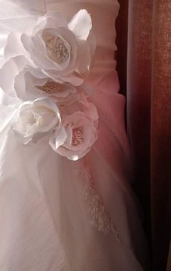 Wedding modern, romantic revival in this spectacular wedding dress. Perfectly clean. Size 6 Thumbnail