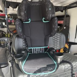 Booster seat with removable back
