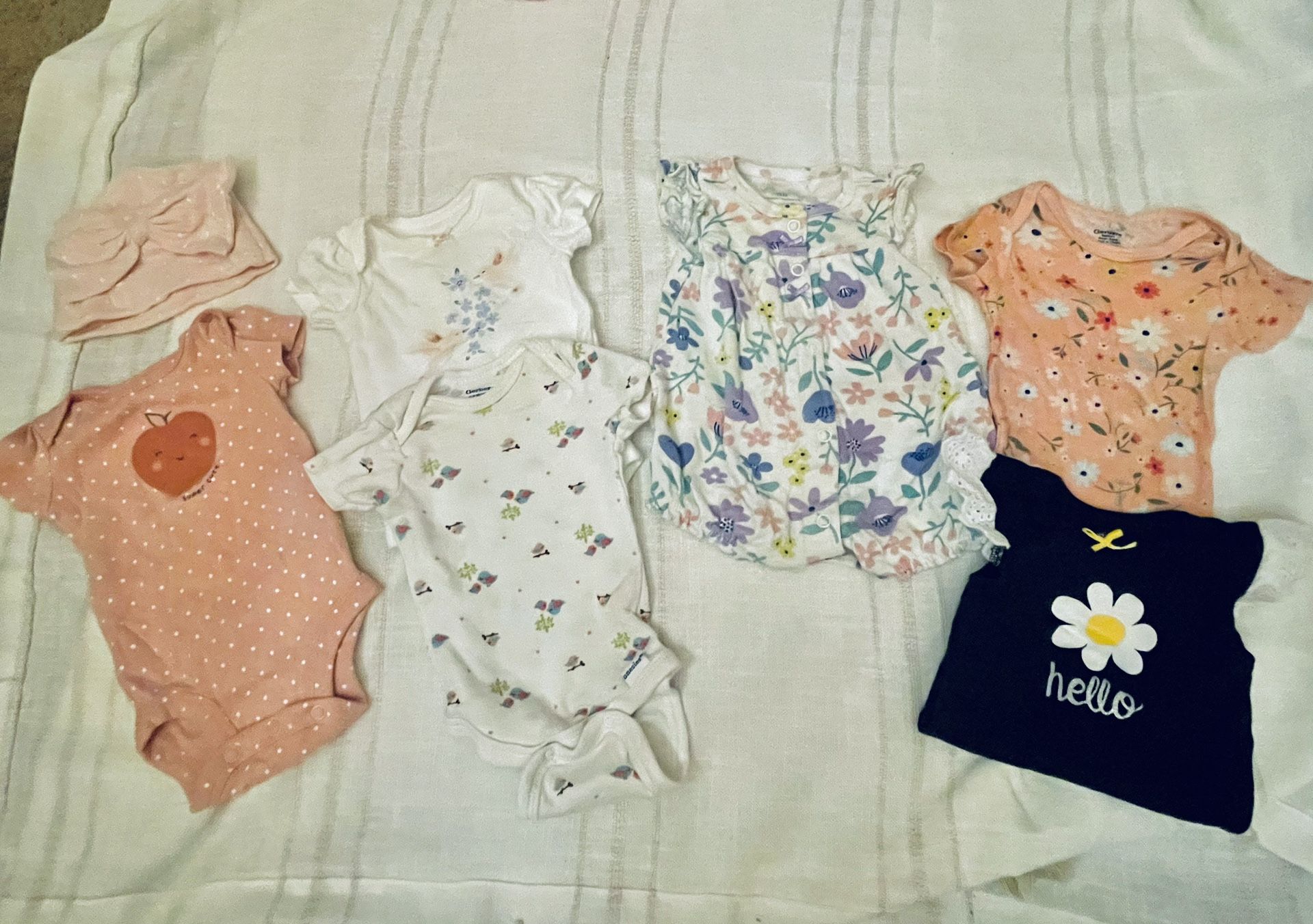 6 Newborn onesies for Girls + 1 hat
