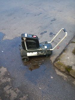 Husky 8 Gallon  135 Psi Air Compressor 