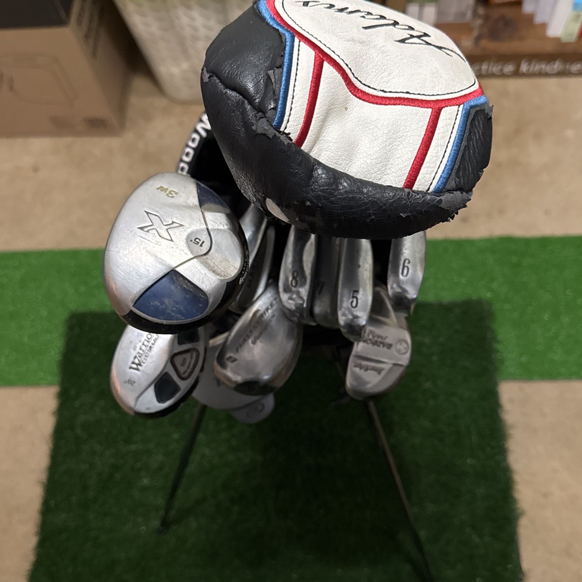 Mens Right Handed Golf Clubs:)