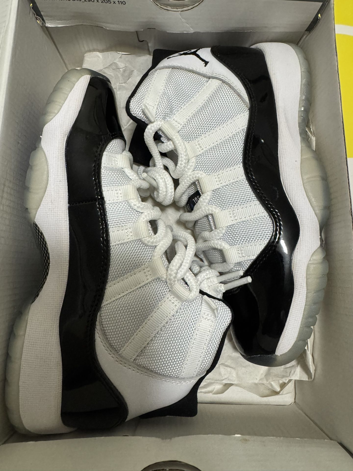 WORN ONCE JORDAN 11 CONCORD SIZE 4Y