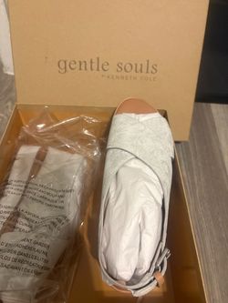 Kenneth Cole Sandal.