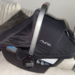 Nuna Pipa infant Car Seat WITH base!