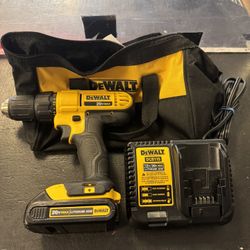 DEWALT DRILL DRIVER W/ BATTERY AND BAG