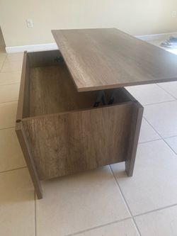 Lift Top Coffee Table with Hidden Storage – Excellent Condition
