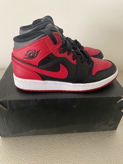 Banned Jordan 1 Mids Sz 5.5