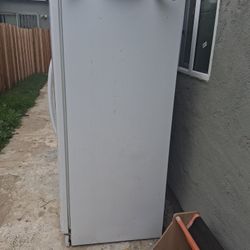 Refrigerator with ice maker