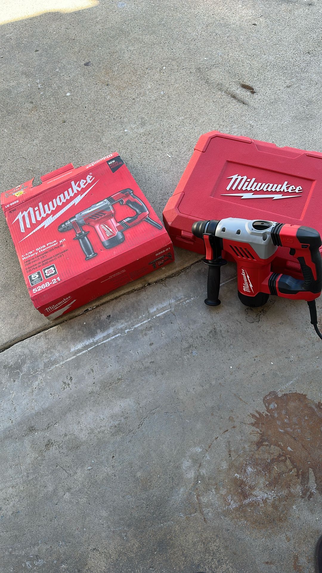 Milwaukee 1-1/8 in. Corded SDS-Plus Rotary Hammer The kit includes a side handle, depth rod and carrying case.