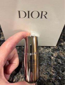 NEW DIOR CAPTURE TOTALE LE SERUM $25!!