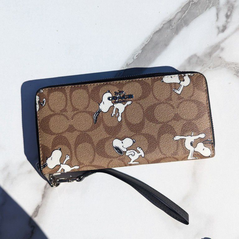 COACH Coated Canvas Smooth Leather Signature Peanuts Collaboration Snoopy Print Wristlet Long Zip Around Long Wallet Khaki Multi C4596