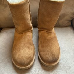 UGGS SIZE 6