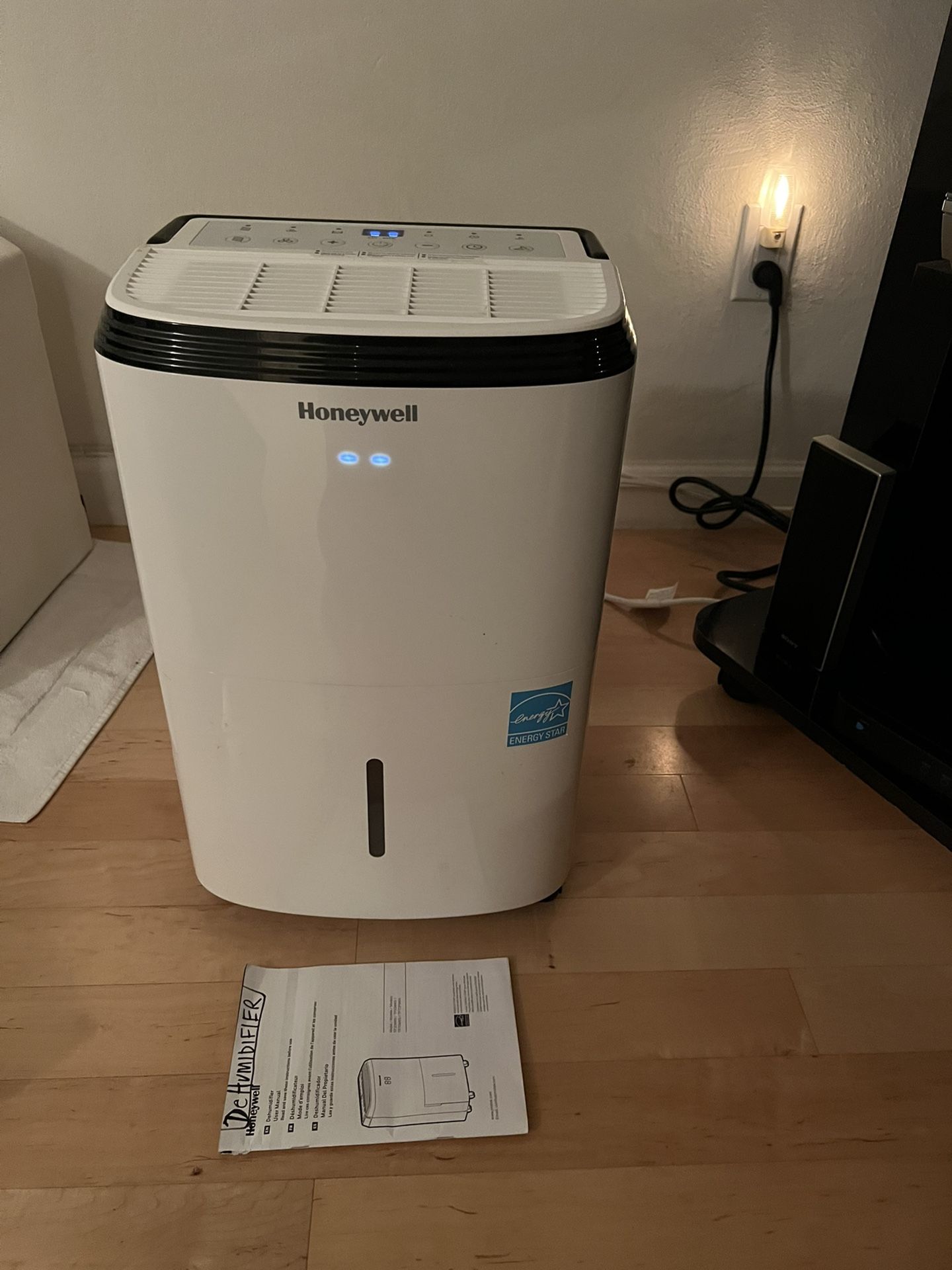 LIKE NEW HONEYWELL DEHUMIDIFIER TP30WKN