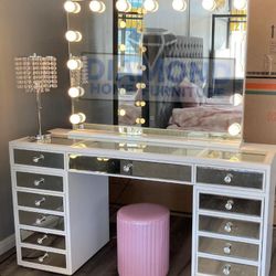 HOLLYWWOD WHITE VANITY W/ MIRROR 